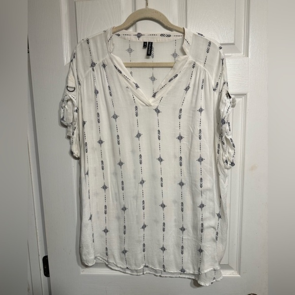Maurice’s white/navy boho print top sz 1 (16W/18W)